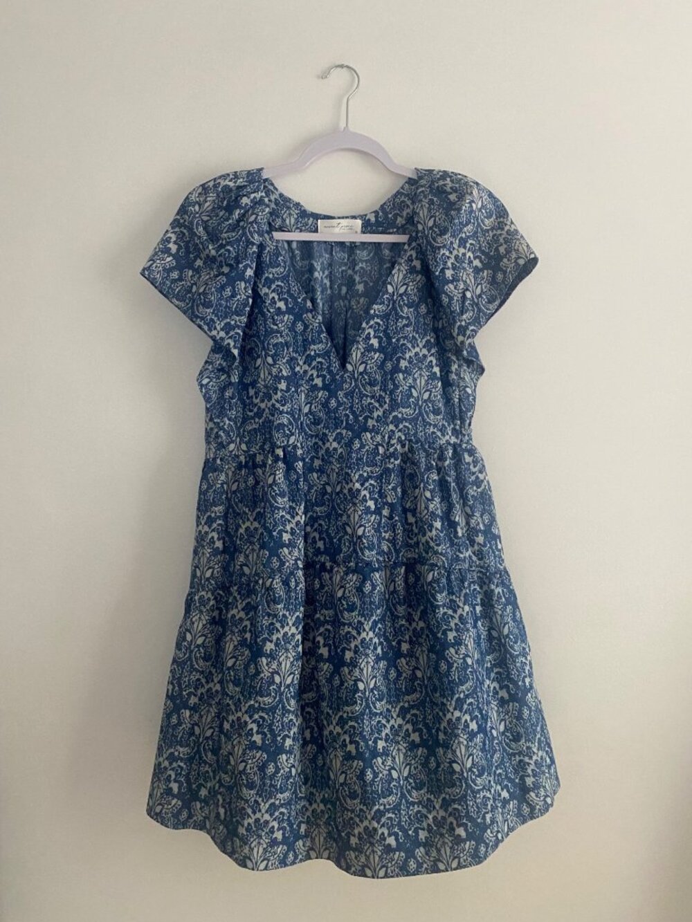 Accent Prone Blue & White Tiered Dress With Flutter Sleeves & V-Neckline Size S